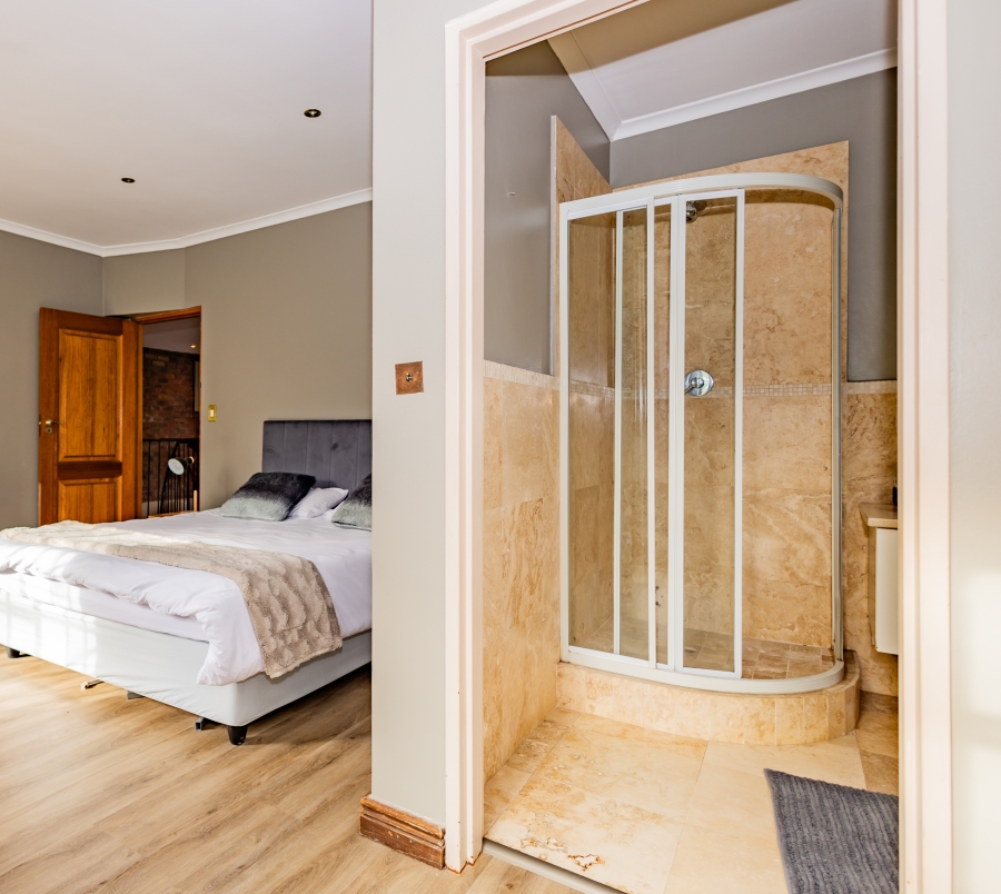 6 Bedroom Property for Sale in Vierlanden Western Cape